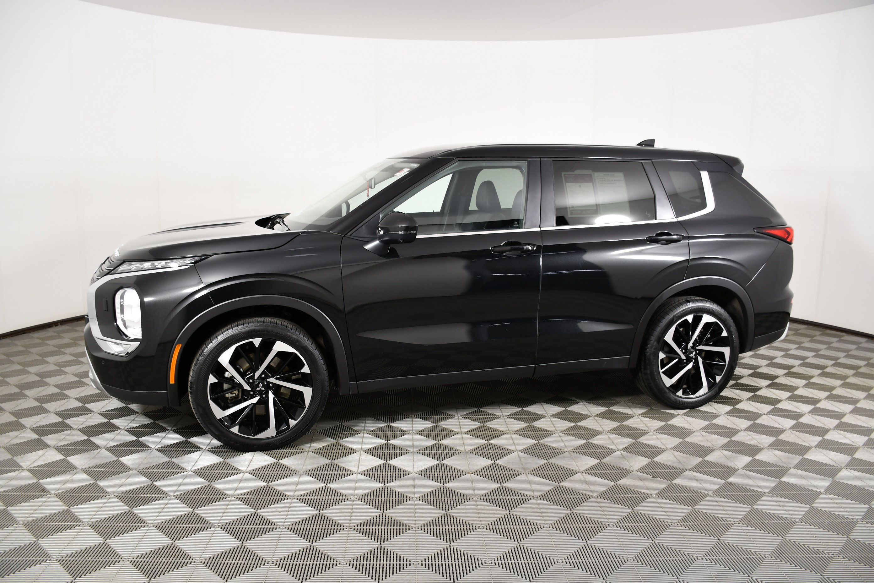 Used 2023 Mitsubishi Outlander SE AWD/4WD image 9