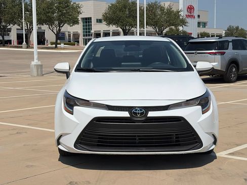 Used 2025 Toyota Corolla LE FWD image 3