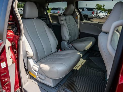 Used 2012 Toyota Sienna XLE FWD image 19