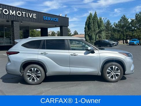 Used 2024 Toyota Highlander XLE FWD image 2