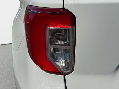 Used 2022 Ford Explorer XLT AWD/4WD image 10