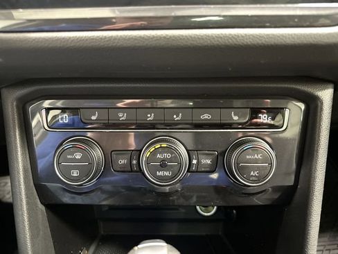 Used 2021 Volkswagen Tiguan SE image 34