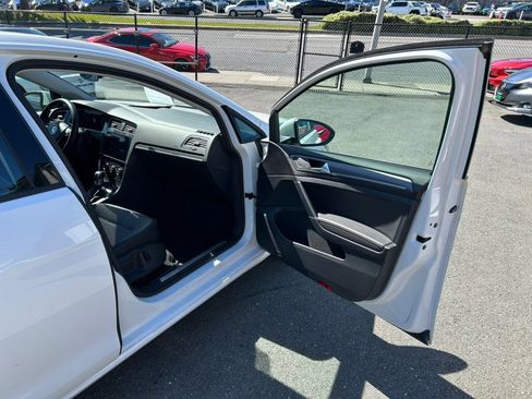 Used 2019 Volkswagen e-Golf SEL Premium image 41