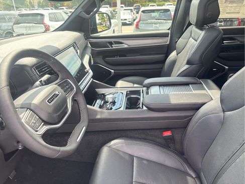 Used 2025 Jeep Wagoneer L Series II w/ Premium Group I AWD/4WD image 34