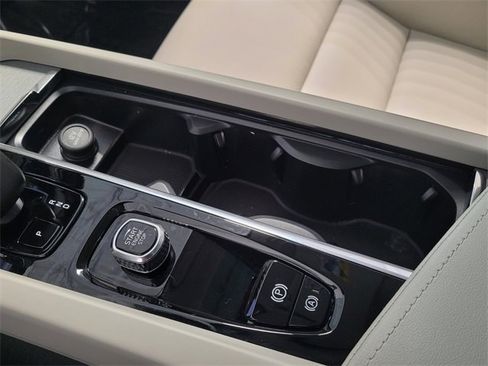 Certified 2026 Volvo V60 B5 Cross Country Plus w/ Protection Package Premier image 34