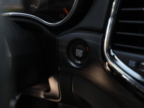 Used 2019 Jeep Grand Cherokee Altitude AWD/4WD image 22