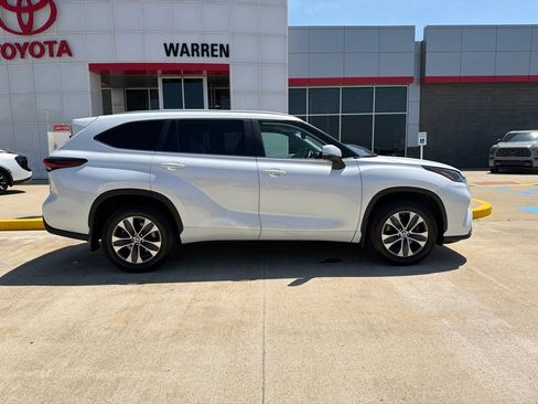 Used 2024 Toyota Highlander XLE AWD/4WD image 12