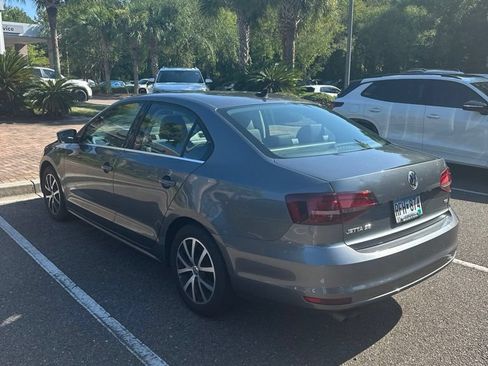 Used 2017 Volkswagen Jetta SE FWD image 4
