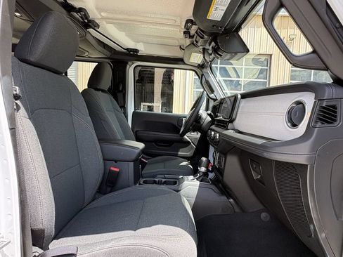 Used 2025 Jeep Wrangler Unlimited Sahara AWD/4WD image 25