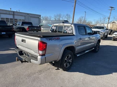 Used 2016 Toyota Tacoma TRD Sport image 18