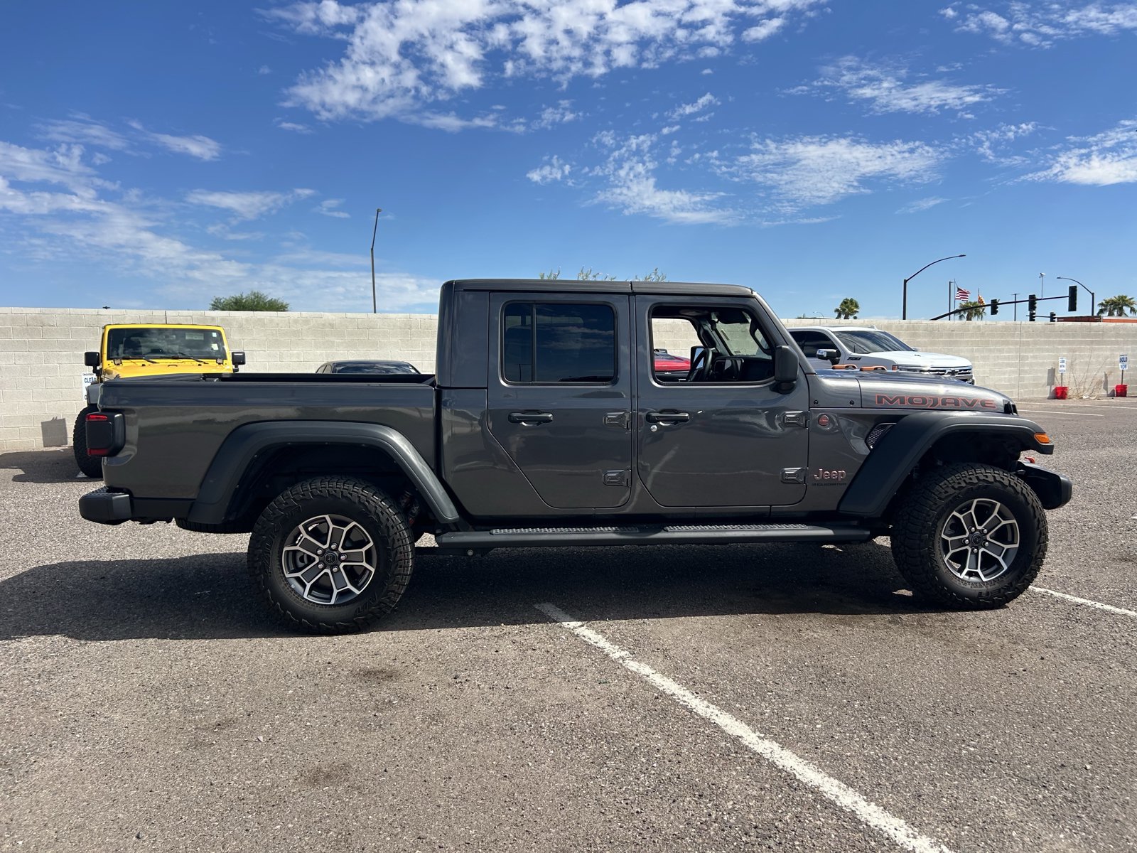 Used 2025 Jeep Gladiator Mojave w/ Convenience Group AWD/4WD image 6
