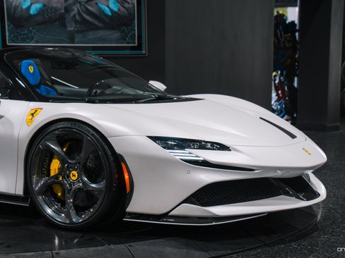 Used 2022 Ferrari SF90 Spider image 18