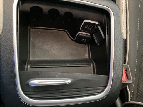 Used 2023 Chrysler Pacifica Limited FWD image 25