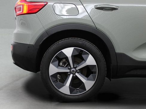 Certified 2025 Volvo XC40 B5 Plus AWD/4WD image 12