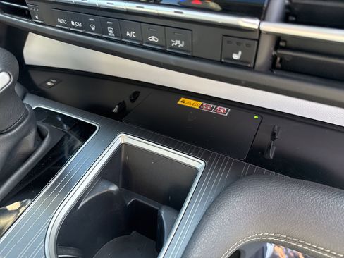 Used 2025 Toyota Sienna XLE image 34