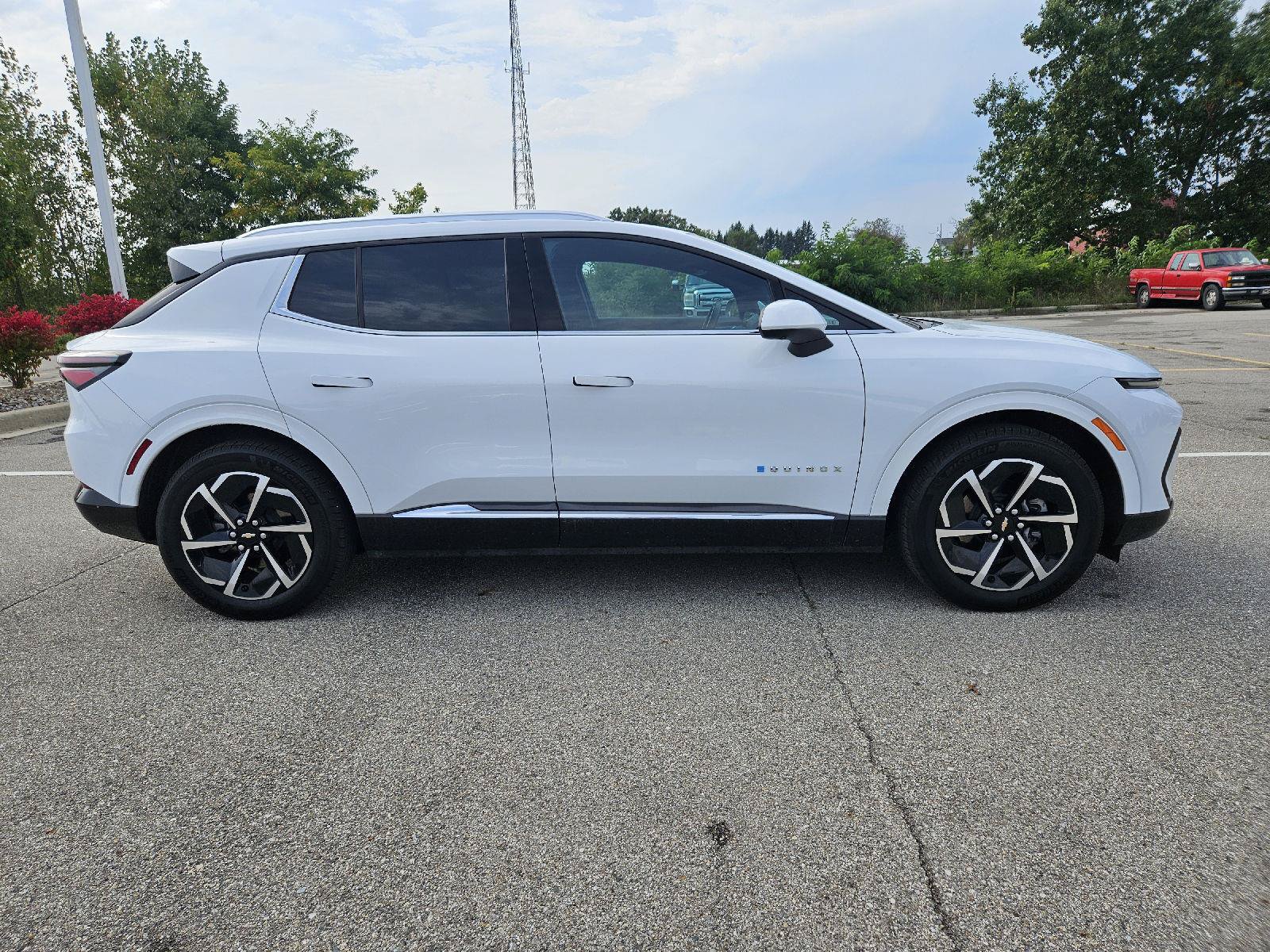 Used 2025 Chevrolet Equinox EV LT w/ Convenience Package FWD image 8