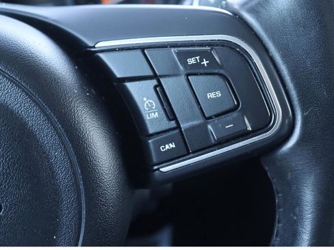 Used 2019 Jaguar XE Premium image 37