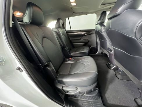 Used 2022 Toyota Highlander Limited image 28