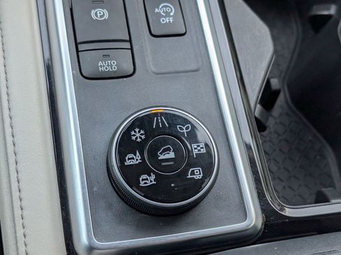 Used 2022 Nissan Pathfinder SV image 19