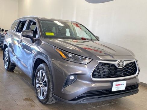 Used 2023 Toyota Highlander XLE AWD/4WD image 2