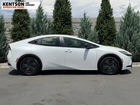 Used 2026 Toyota Prius LE FWD image 9