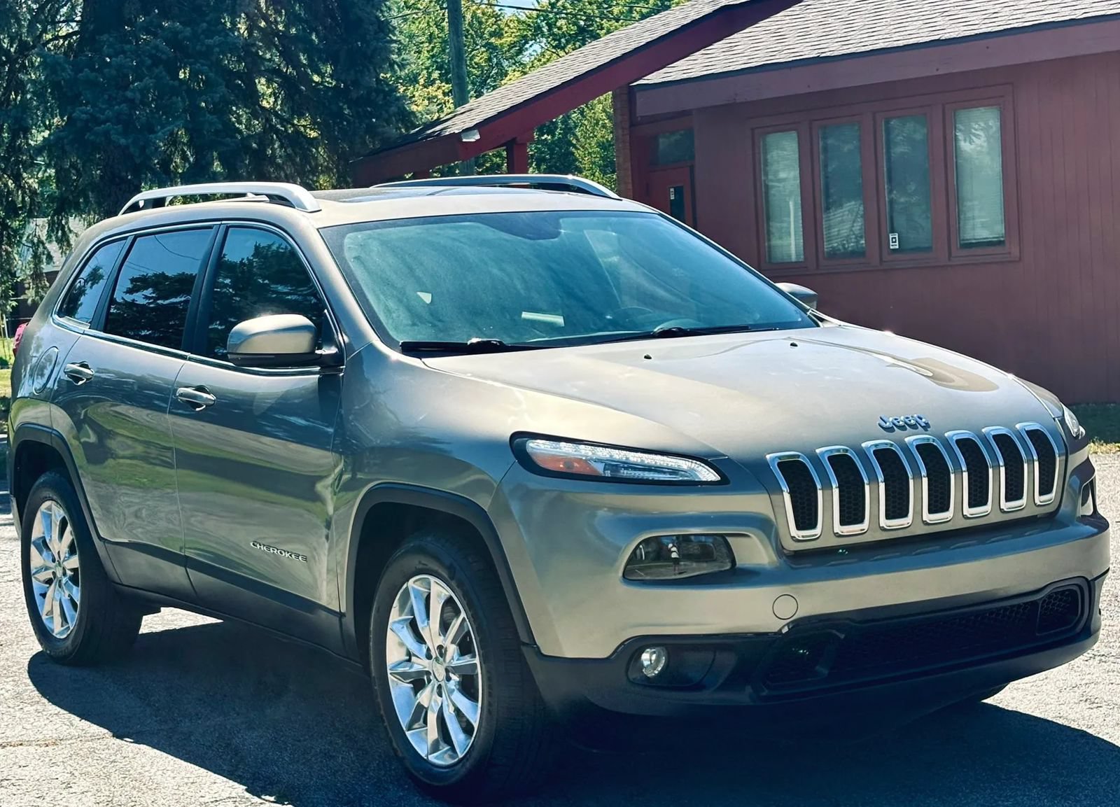 Used 2017 Jeep Cherokee Limited w/ Trailer Tow Group AWD/4WD image 13