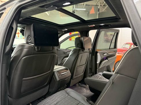 Used 2023 Cadillac Escalade Sport Platinum w/ LPO, ONYX Package AWD/4WD image 13