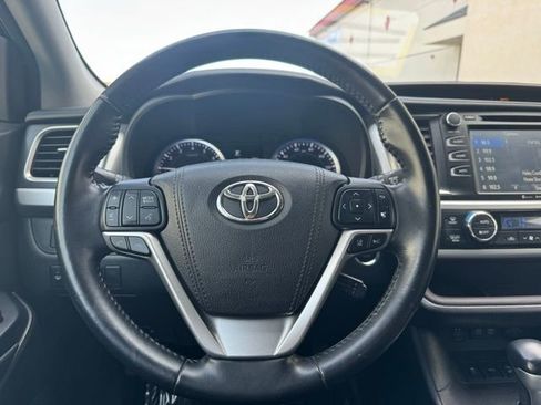 Used 2017 Toyota Highlander SE image 24