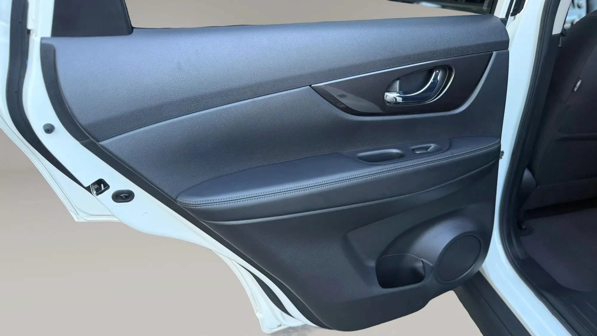 Used 2018 Nissan Rogue SV AWD/4WD image 11