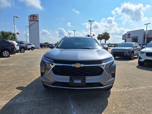 Used 2025 Chevrolet Trax LT FWD image 2