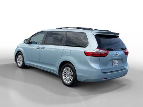 Used 2017 Toyota Sienna XLE Premium image 3