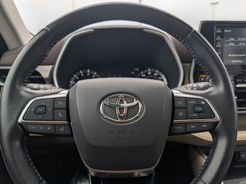 Used 2021 Toyota Highlander XLE image 29