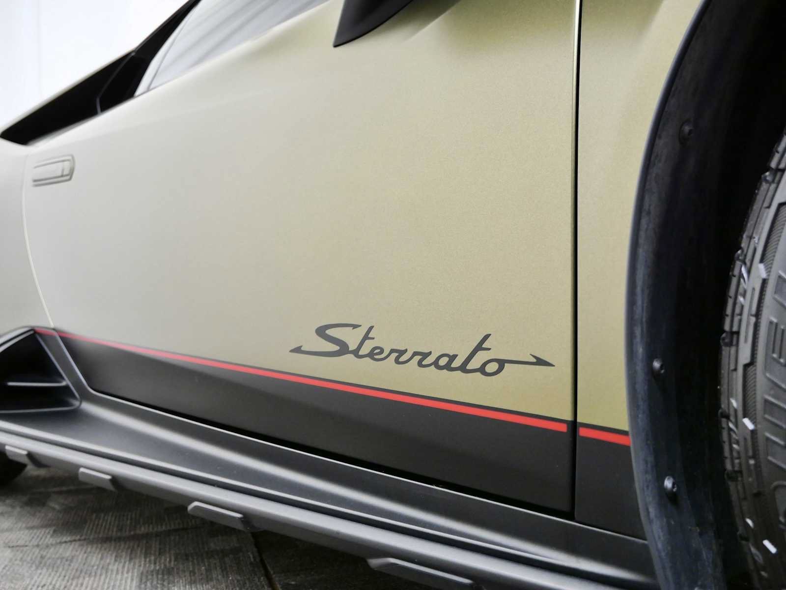 Used 2024 Lamborghini Huracan Sterrato AWD/4WD image 11