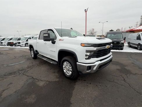 Used 2024 Chevrolet Silverado 2500 LT image 2