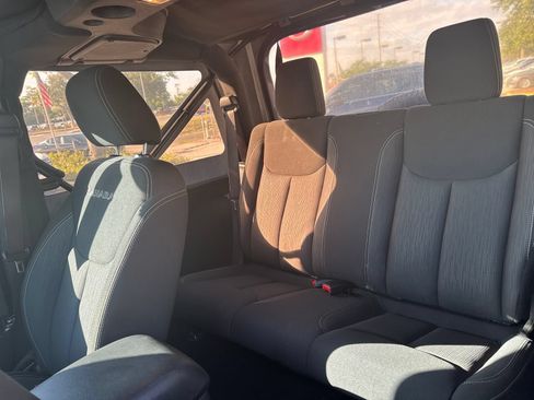 Used 2017 Jeep Wrangler Sahara w/ Connectivity Group AWD/4WD image 20