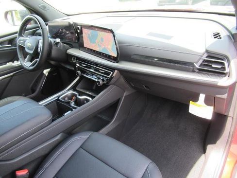 New 2025 Chevrolet Traverse LT w/ Enhanced Driving Package image 10