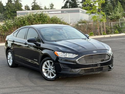 Used 2019 Ford Fusion SE FWD image 2