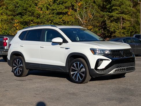 Used 2024 Volkswagen Taos SE image 11