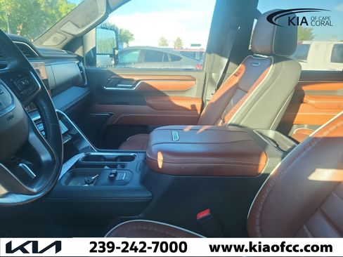 Used 2024 GMC Sierra 3500 Denali Ultimate AWD/4WD image 9
