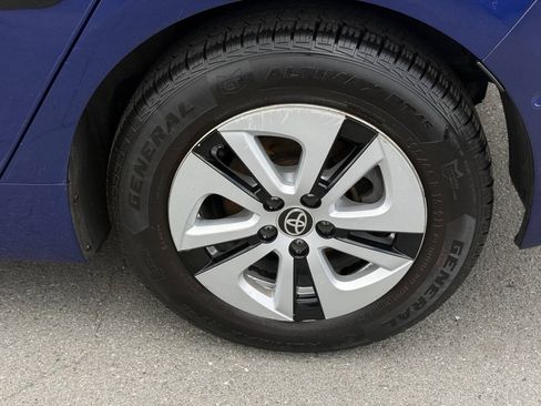 Used 2016 Toyota Prius Four w/ Advanced Technology Package FWD image 39