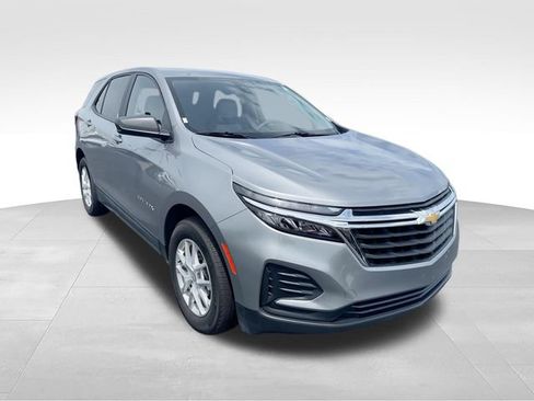 Used 2024 Chevrolet Equinox LS w/ LS Convenience Package FWD image 2