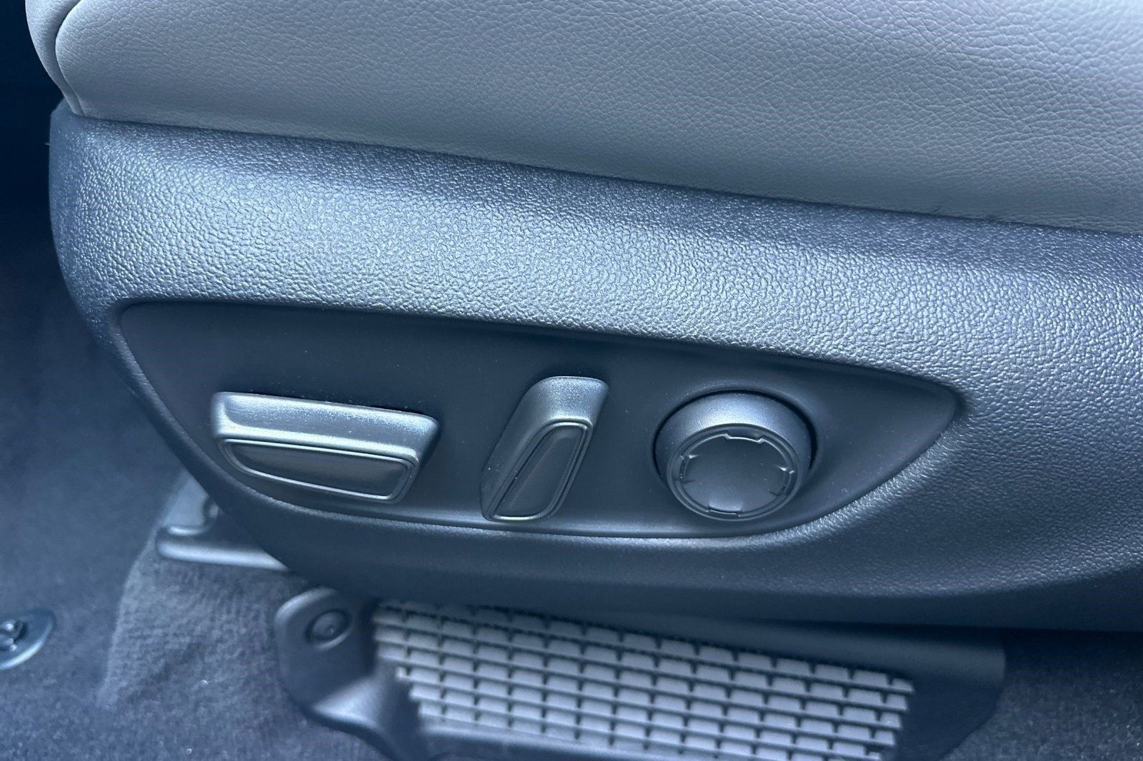 Used 2026 Toyota Sienna XLE FWD image 15