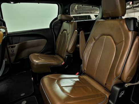 Used 2021 Chrysler Pacifica Limited w/ Uconnect Theater Family Group image 15