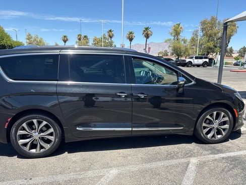 Used 2017 Chrysler Pacifica Limited FWD image 7