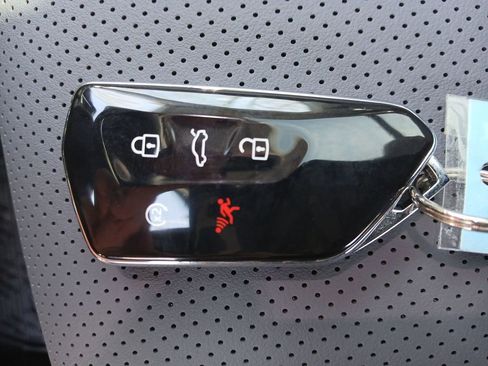 New 2026 Volkswagen Tiguan SE image 28