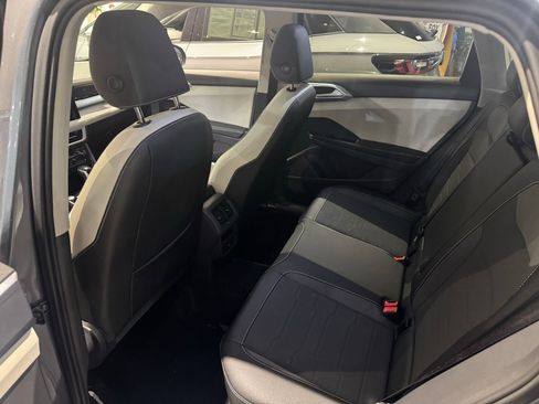 Used 2025 Volkswagen Taos SE w/ Panoramic Sunroof Package image 16