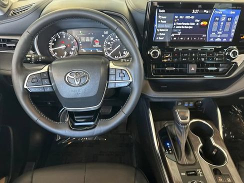 Used 2022 Toyota Highlander Limited AWD/4WD image 16