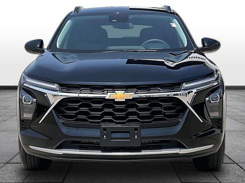 Used 2025 Chevrolet Trax LT FWD image 3