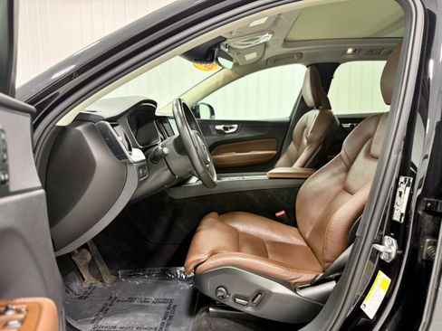 Used 2019 Volvo XC60 T6 Momentum w/ Premium Package AWD/4WD image 5