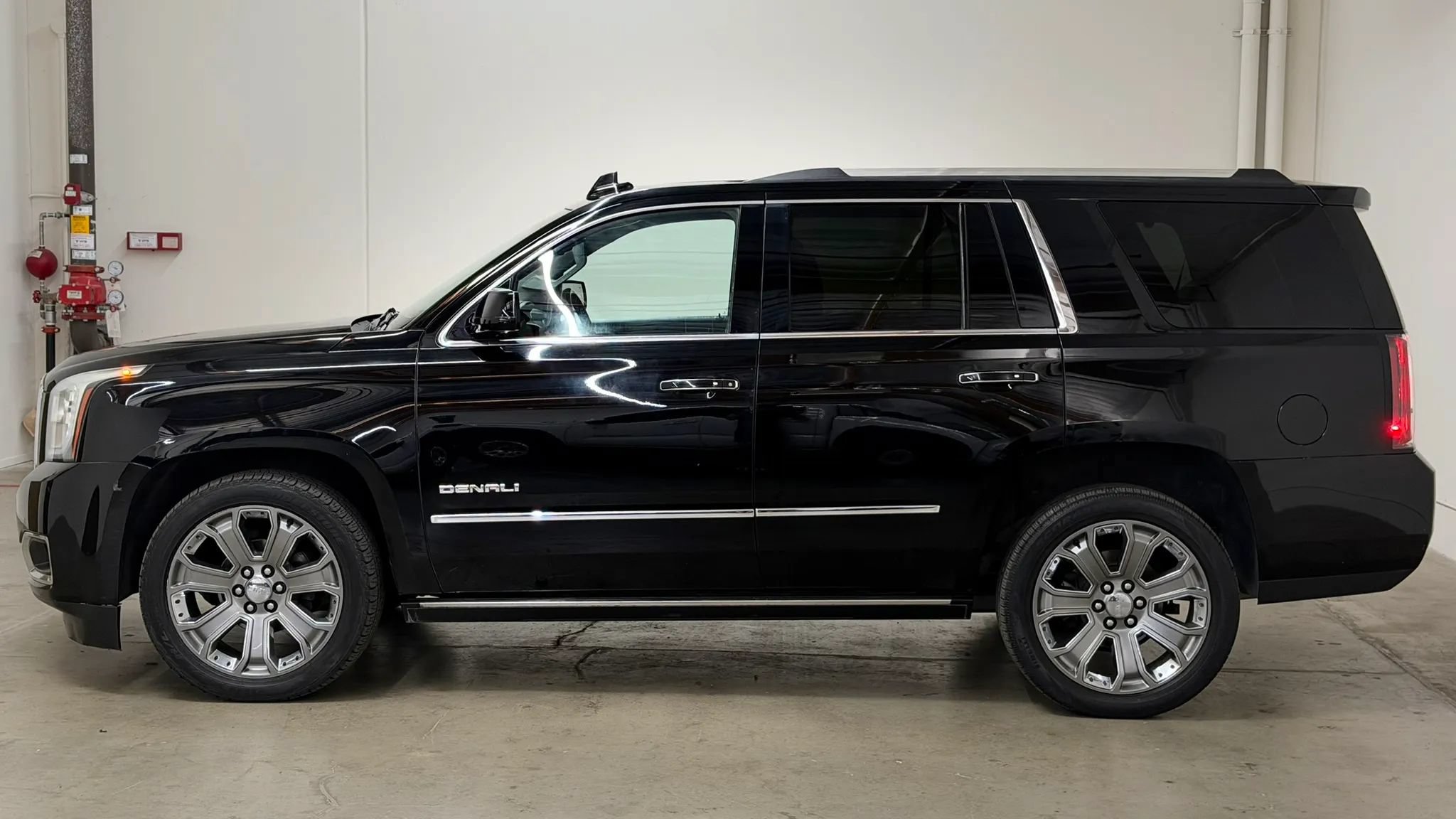 Used 2015 GMC Yukon Denali w/ Premium Package AWD/4WD image 5